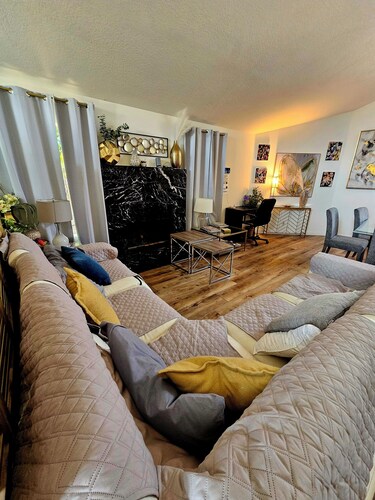 Spacious 6-bedroom Dorm Room lodge with AC in charming Los Angeles