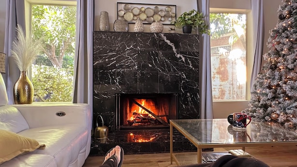 A cozy living room with a fireplace, a sofa, a coffee table, and a Christmas tree. - Spacious 6-bedroom Dorm Room lodge with AC in charming Los Angeles (Los Angeles)