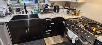 Spacious 6-bedroom Dorm Room lodge with AC in charming Los Angeles