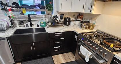 Spacious 6-bedroom Dorm Room lodge with AC in charming Los Angeles