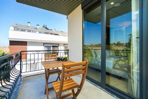 Outdoor dining - Apartment with Pool and Nature Views Near Lara Beach (Antalya)