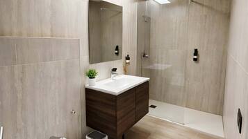 Appartamento, vista giardino | Bagno | Doccia, asciugamani, sapone, shampoo