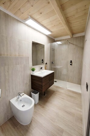 Apartment, Garden View | Bathroom | Shower, towels, soap, shampoo - TERA Cagliari (Cagliari)