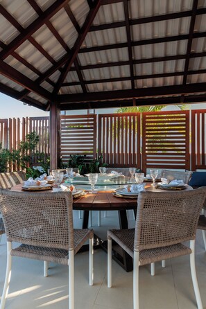 Outdoor dining - Casa Manaua: beachfront property with incredible views in Barra de São Miguel (Barra de São Miguel)