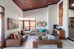 Living area - Casa Manaua: beachfront property with incredible views in Barra de São Miguel (Barra de São Miguel)