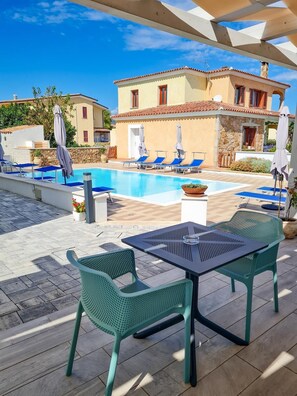 Una piscina al aire libre
