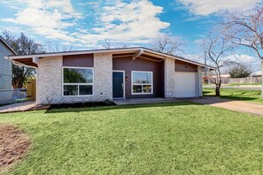 Exterior - Lovely 3-bedroom house with AC in pleasant Austin neighborhood (Austin)
