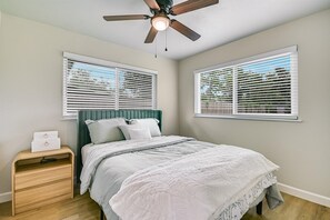 3 bedrooms, iron/ironing board, WiFi, bed sheets - Lovely 3-bedroom house with AC in pleasant Austin neighborhood (Austin)