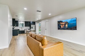 Smart TV - Lovely 3-bedroom house with AC in pleasant Austin neighborhood (Austin)