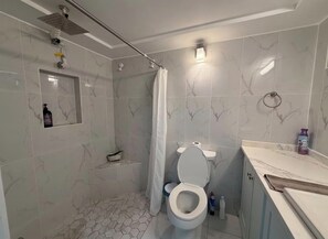 Dusche, Handtücher, Seife, Toilettenpapier