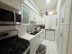 Private kitchen - Modern Cascade 1-bedroom apartment in Port of Spain with AC (Port of Spain)