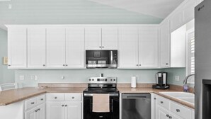 ماكينة لصنع القهوة/الشاي، ثلاجة، ميكروويف، فرن