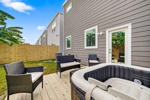 Terrace/patio - Modern Houston Retreat | Hot Tub & Garage Parking (Houston)
