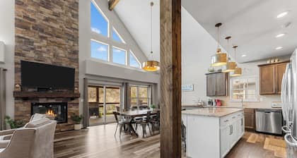 Beautiful Views! Hot Tub! Ping Pong!