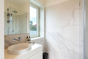 Hair dryer, towels - Almada 559 - Nobre Hideaway (Porto)
