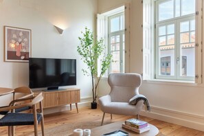 TV - Almada 559 - Nobre Hideaway (Porto)