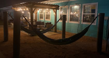 Beach Cottage âą Pool + Hot Tub âą Sleeps 4
