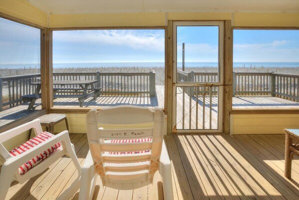 Property grounds - Ocean Pearl: Oceanfront house in Oak Island, NC with 3 queen bedrooms and beach access. (Oak Island)