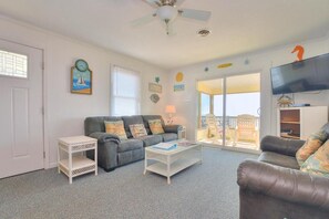 TV, books - Ocean Pearl: Oceanfront house in Oak Island, NC with 3 queen bedrooms and beach access. (Oak Island)