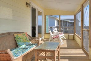 Property grounds - Ocean Pearl: Oceanfront house in Oak Island, NC with 3 queen bedrooms and beach access. (Oak Island)