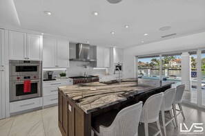 Fridge, microwave, oven, stovetop - LVS Villa Coastal Hideaway Intracoastal Front Luxury, Private Dock, Heated Pool & Spa, 5-Min Walk to Beach (Fort Lauderdale)