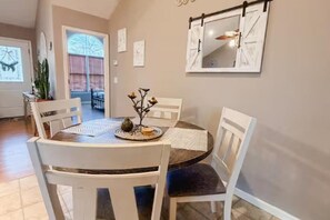 Dining - Judith’s Nest, Dahlonega, Entire home (Dahlonega)