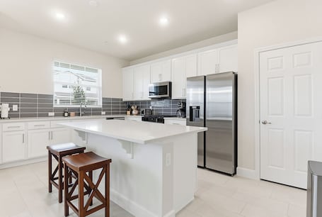 Microwave, oven, stovetop, dishwasher. Lux 4 bed Mins! To HCA & Advent & Gemini Springs