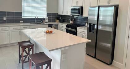 Lux 4 bed Mins! To HCA & Advent & Gemini Springs