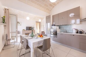 Frigorifero, microonde, forno, piano cottura