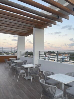 Outdoor dining - Apartment in Torre Altos de Aqua (Santo Domingo)