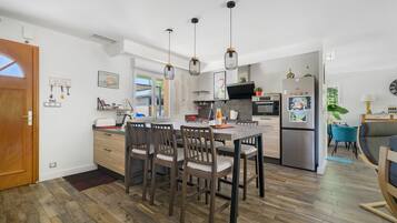 Coffee/tea maker, fridge, microwave, oven