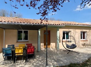 Outdoor dining - Holiday Home 'Gîte de Gabi' with Private Terrace, Wi-Fi and Air Conditioning (Pompignan)
