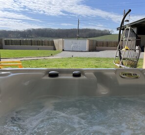Outdoor spa tub - Holiday Home 'Gîte de Gabi' with Private Terrace, Wi-Fi and Air Conditioning (Pompignan)