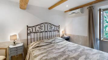 Tabla de planchar con plancha, wifi y ropa de cama