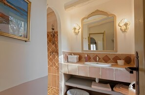 Douche, sĂšche-cheveux, serviettes fournies
