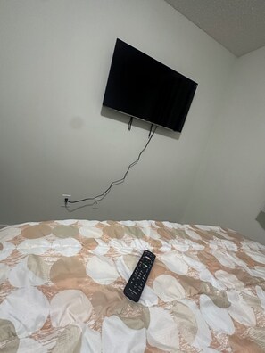 1 bedroom, free WiFi, bed sheets, wheelchair access - CozyVibe Stay - Queen Bedroom (Edmonton)