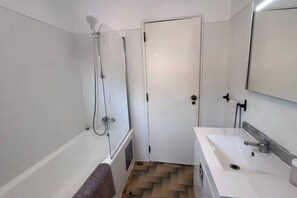 Shower, hair dryer, towels, soap - Myhomereservation: chic vintage villa with terrace and barbecue (Parede)