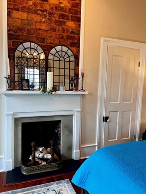 Room - 3-bedroom bed & breakfast in historical Washington with AC (Washington)