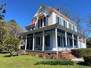 Exterior - 3-bedroom bed & breakfast in historical Washington with AC (Washington)