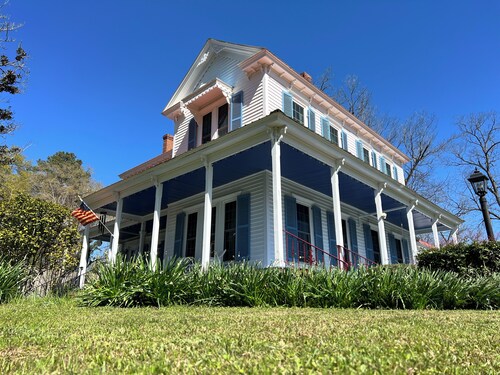 3-bedroom bed & breakfast in historical Washington with AC