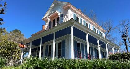 3-bedroom bed & breakfast in historical Washington with AC