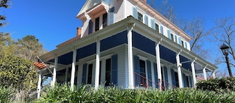 3-bedroom bed & breakfast in historical Washington with AC