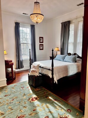 Room - 3-bedroom bed & breakfast in historical Washington with AC (Washington)