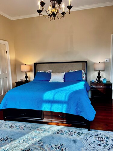 3-bedroom bed & breakfast in historical Washington with AC