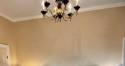 3-bedroom bed & breakfast in historical Washington with AC