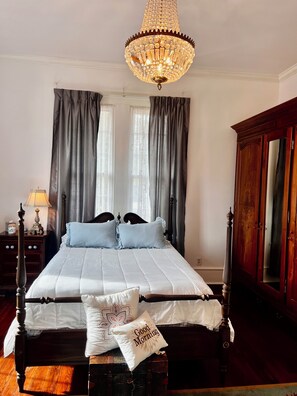 Room - 3-bedroom bed & breakfast in historical Washington with AC (Washington)