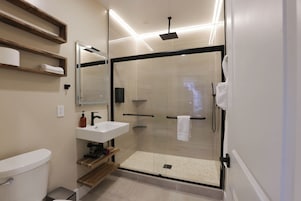 Family Suite, City View | Bathroom