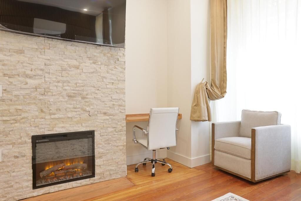 Superior Suite, City View | Interior