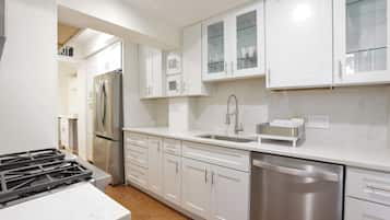 Suite supérieure, vue sur la ville | Cuisine partagée