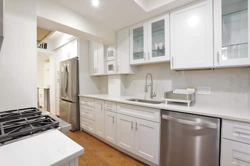 Suite Supérieure, vue ville | Équipements de cuisine partagée | Mini réfrigérateur, micro-ondes, four, plaque de cuisson